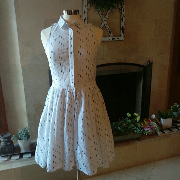 Ann Taylor Dresses & Skirts - Ann Taylor fit & flare sleeveless dress size 6